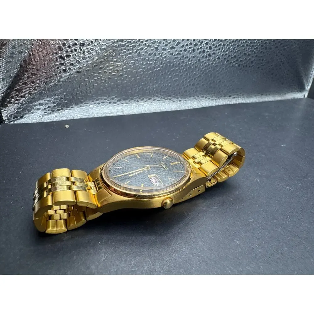 Seiko Quartz 7N43-8A39 Day Date Gold Tone Mens Watch Black Dial 31mm